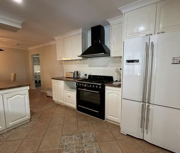 LARGE FAMILY HOME WITH A POOL! - Photo 4