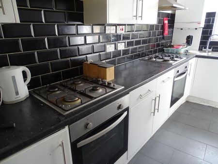 1 bedroom in a house share to rent - Photo 3
