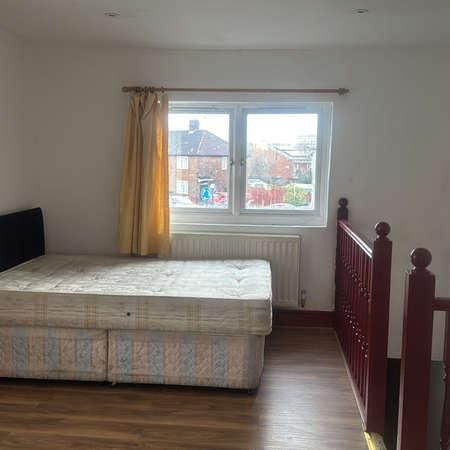 Weir Hall Road, N18 - Photo 1