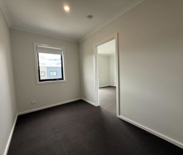 Modern 3-Bedroom Home with 2 Bathrooms and Single Garage - Photo 5