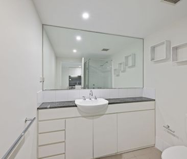 Large Studio Apartment with Courtyard - Photo 4