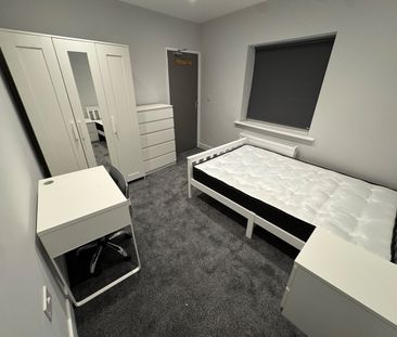 Room in a Shared House, Middle Street, SO14 - Photo 5