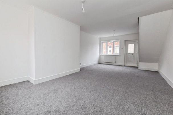 2 bedroom end of terrace house to rent - Photo 1