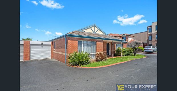 Central location & modern living at its best! - Photo 1