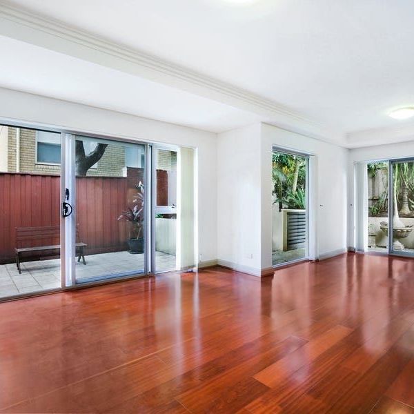 Private three bedroom townhome - Photo 1