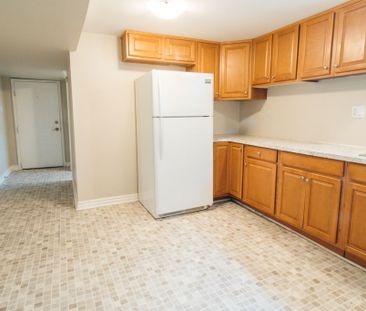 ** SPACIOUS ** 1 BEDROOM LOWER UNIT IN ST CATHARINES!! - Photo 2