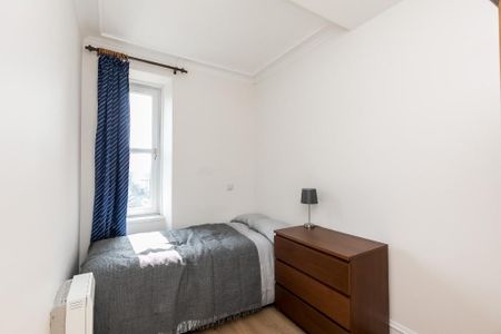 3 bedroom flat to rent - Photo 4