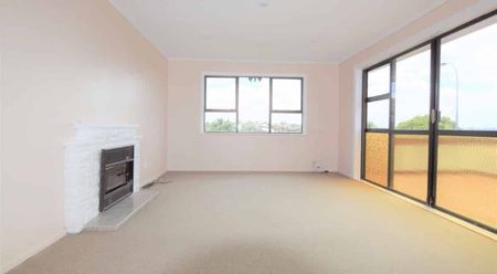 Budget-Friendly Living in Te Atatu South - Photo 4