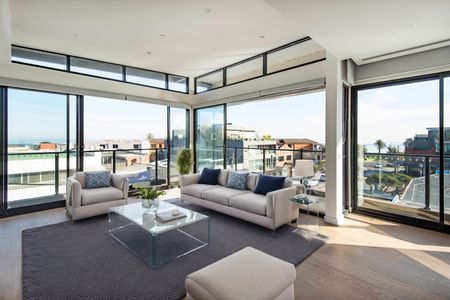 STUNNING SPACIOUS APARTMENT WITH BAY VIEWS - Photo 3