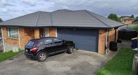Large Family home with two viewing decks - Photo 4