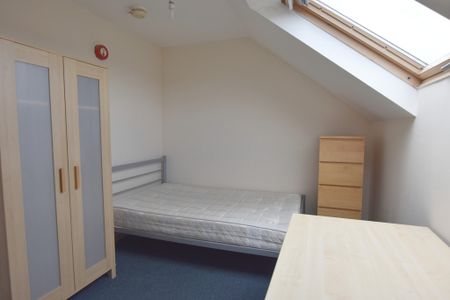 3 Bedroom Flat - Photo 3