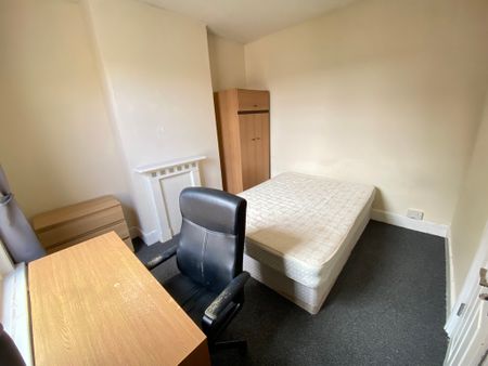 4 Bed Student Accommodation - Photo 3