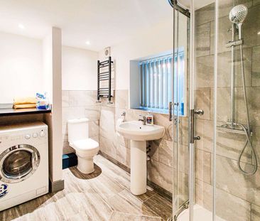 High spec shared house in L15, bills included! Room 4 - Photo 3