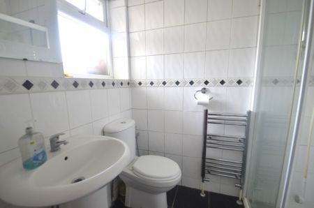 4 bedroom Property to rent - Photo 3