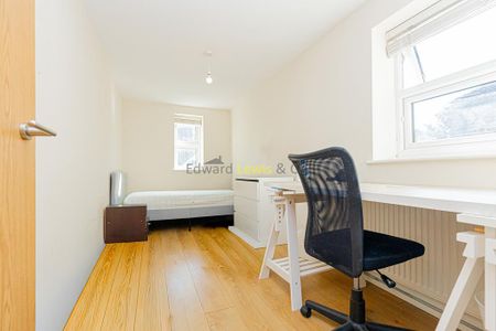 3 bedroom flat to rent - Photo 4