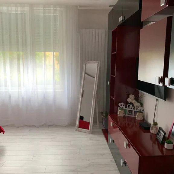 Casa 4 camere 130 mp si currte 70 mp in Cluj zona Semicentra - Fotografie 1