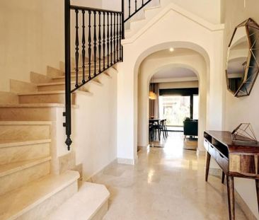 Luxury Townhouse for rent in Estepona, Andalusia - Photo 2