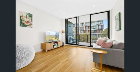 Spacious Apartment in Ideal Location - Photo 2