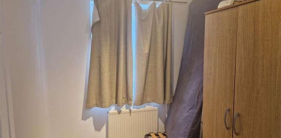 Tudor Square, Hayes, UB3 - Photo 2