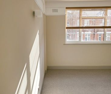 2 Bed Flat, Hamlet Court, W6 - Photo 1