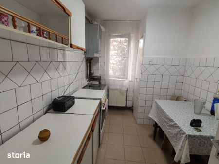 INCHIRIEZ apartament 2 camere semidecomandat,zona Vasile Aaron - Photo 2