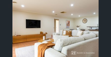 STYLISH FAMILY LIVING MINUTES FROM EVERYTHING! - Photo 2