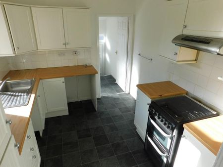 3 bedroom flat to rent - Photo 5