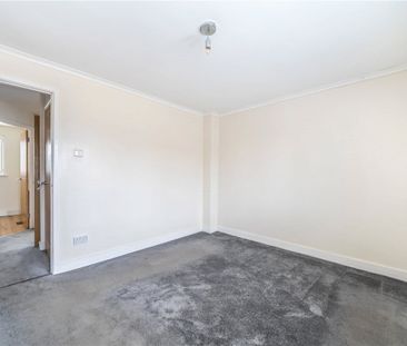 A modern light and bright 3 bedroom end of terrace house with rear ... - Photo 4