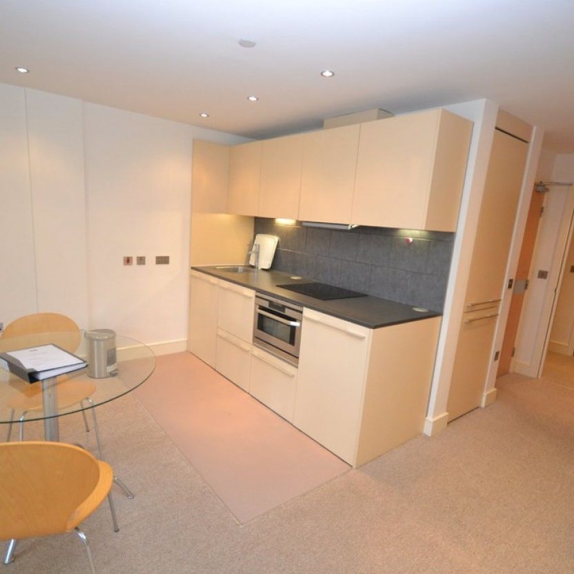 2 bed Flat for Rent - Photo 1