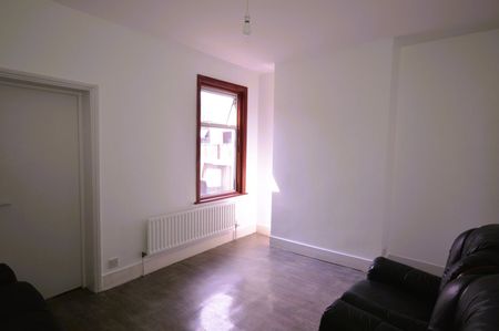 3 Bed Terraced House, Masterman Road, E6 - Photo 2
