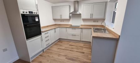 3 bedroom semi-detached house to rent - Photo 2