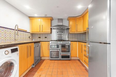 5 bedroom end of terrace house to rent - Photo 2