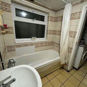 Room in a Shared House, Ash Road, B8 - Photo 2