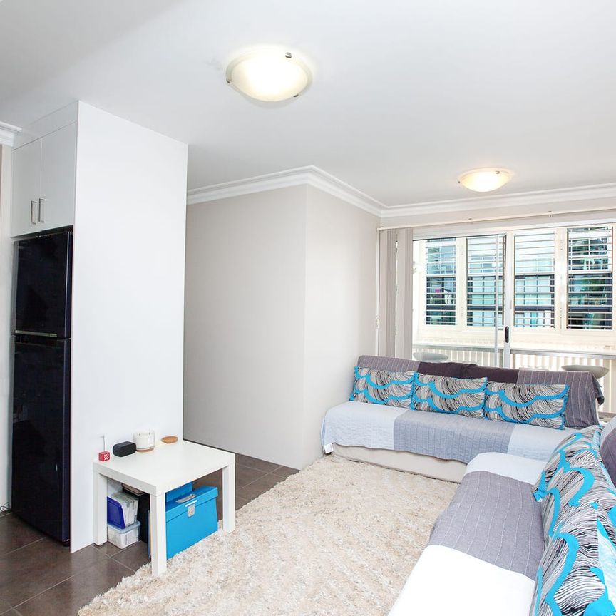 Enjoy the Inner City Life! Lock Up Garage. - Photo 1