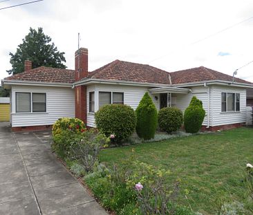 Three Bedrooms, Central Lounge, Kitchen, Large Block. - Photo 6