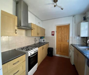 4 bedroom semi-detached house to rent - Photo 6