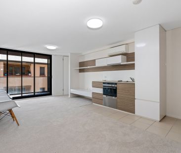 Executive City Living! - Photo 3