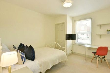 8 bedroom terraced house to rent - Photo 2