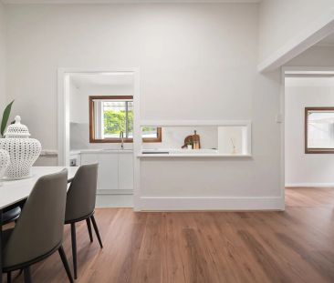 Charming Renovated Home in a Prime Carlton Location - Photo 3