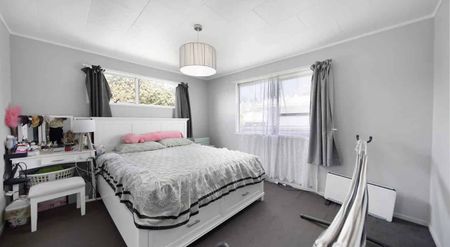 CLOVER PARK, 3 BEDROOMS - Photo 2