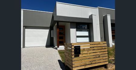 MODERN THREE BEDROOM TOWNHOUSE CLOSE TO HIGHWAY - Photo 2