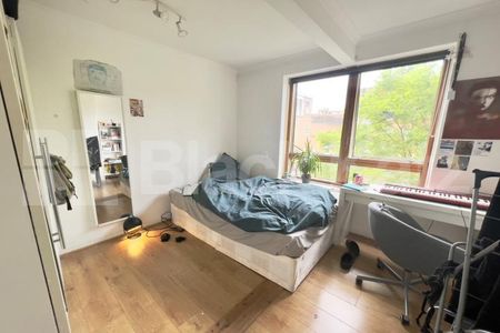 Superbly located & neutrally decorated throughout with wooden floors - Photo 3