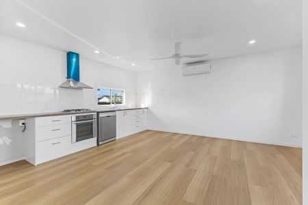 Private flat with own entrance and yard - Photo 3