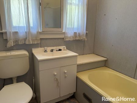 Two Bedroom Home With Spacious Backyard - Photo 5