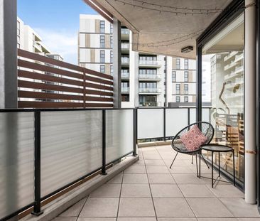 MODERN, BRIGHT AND CONVENIENT - Photo 1