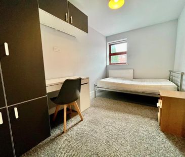 3 bedroom flat to rent - Photo 4