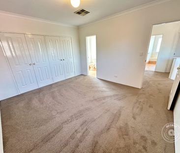 Spacious Three-Bedroom Townhouse with Convenient City Access - Photo 4