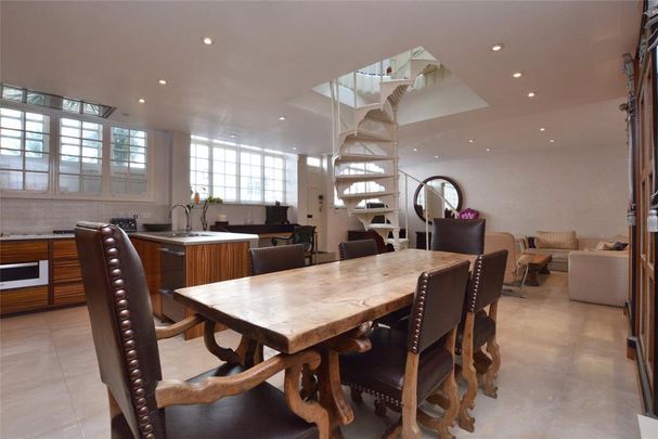 4 bedroom mews to rent - Photo 1