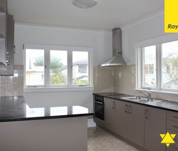 Discover your new home in the heart of Mount Roskill, Auckland! - Photo 2