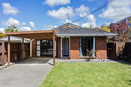 3-bedroom standalone house, with parking-Edgeware - Photo 4